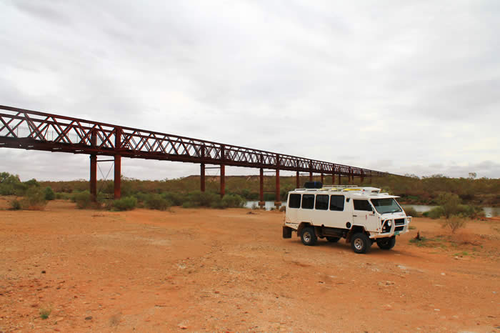 4WD tour group along the Oodnadatta Track